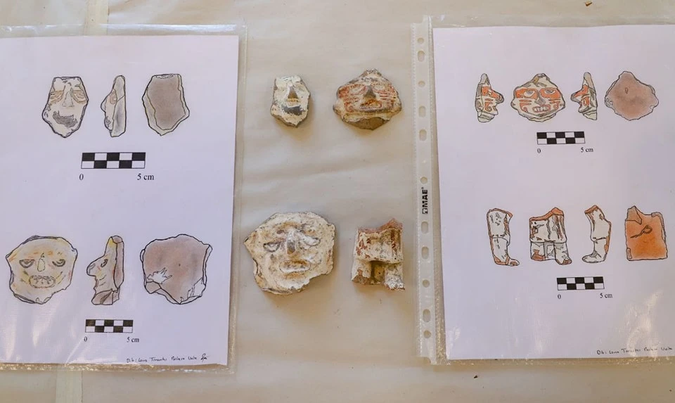 Pequeñas piezas antiguas, parte de hallazgo arqueológico en San Andrés Cholula, Puebla.