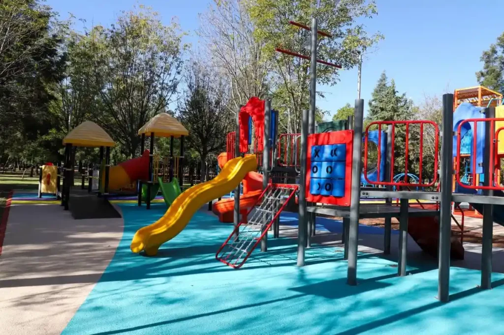 Área de juegos infantiles en Parque del Arte en Puebla.