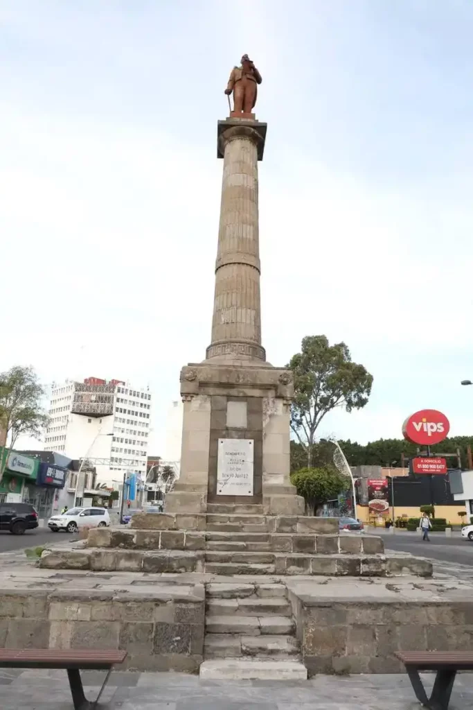 Monumento en avenida Juárez.