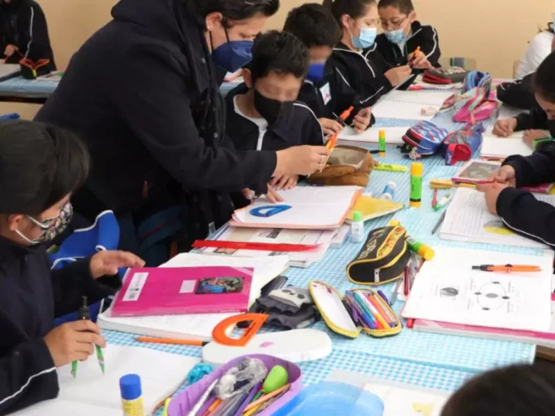Estudiantes de primaria tomando clases en escuela de Puebla