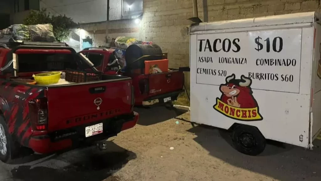Taquería Monchis regala comida en Acapulco, viajaron desde Puebla