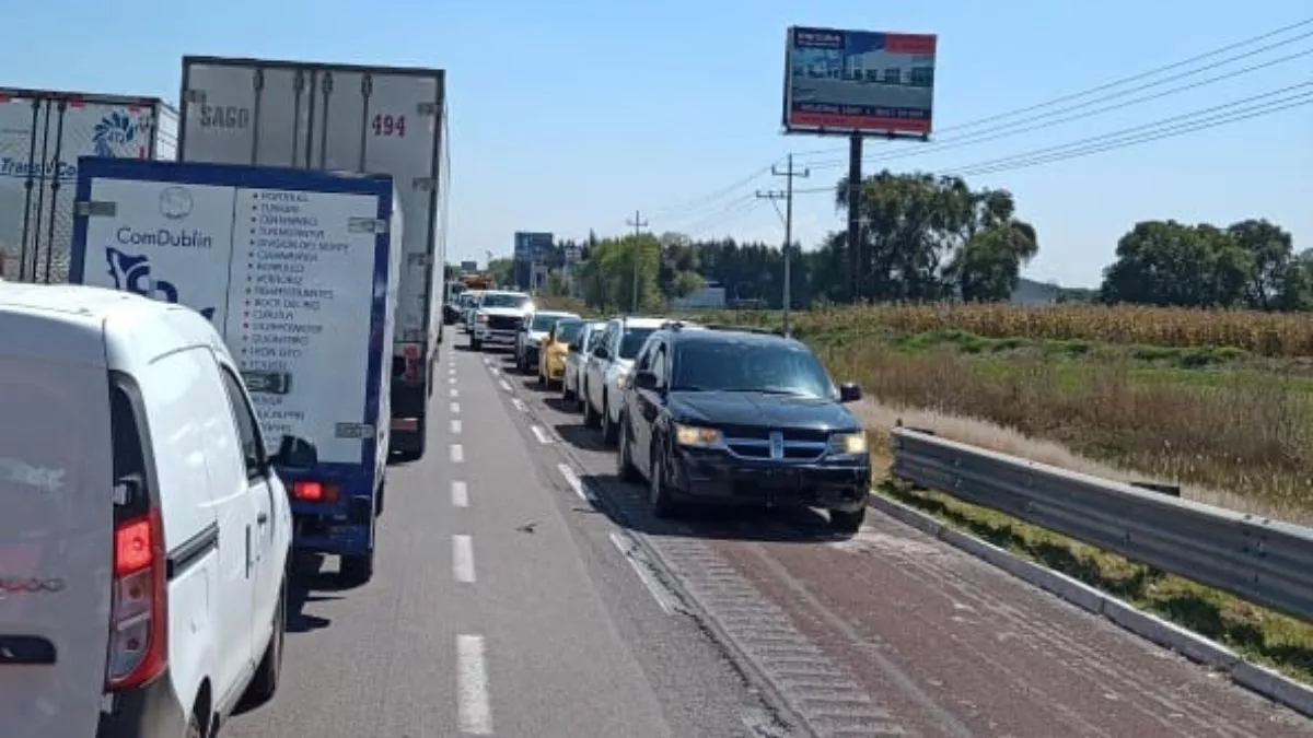 Manejan en sentido contrario en la México-Puebla: ¿por qué hay tráfico?