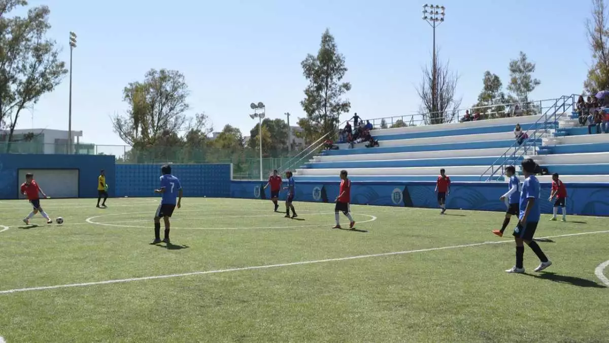 ¿Una reta de futbol? Esto tendrás que pagar por jugar en deportivos de Puebla