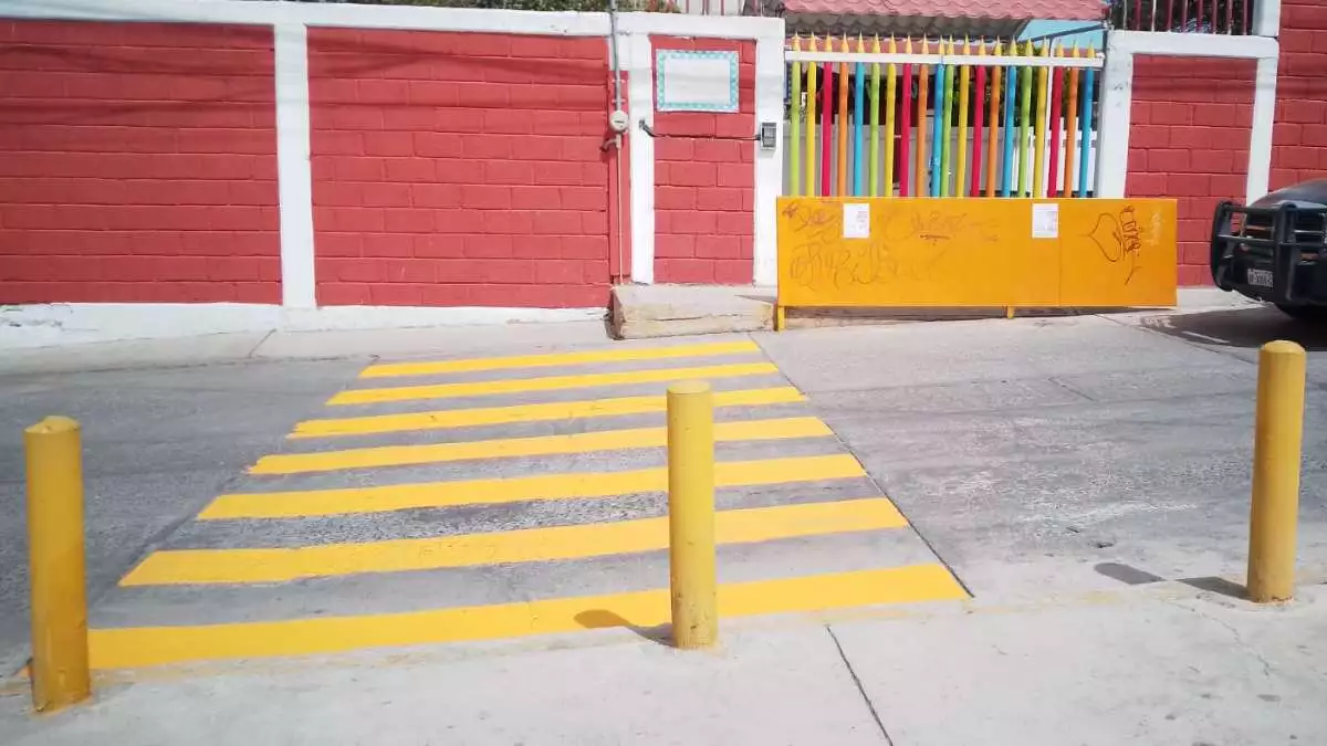 ¿En qué escuelas de Puebla colocarán pasos peatonales y por qué?