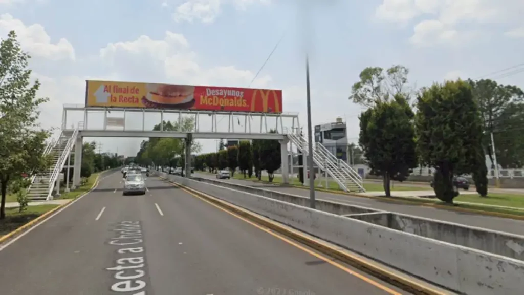 Puente peatonal en recta a Cholula, Puebla.