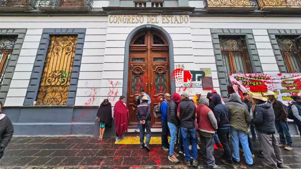 Pobladores de Coyomeapan desquician Puebla: paralizan RUTA 3 y el Congreso
