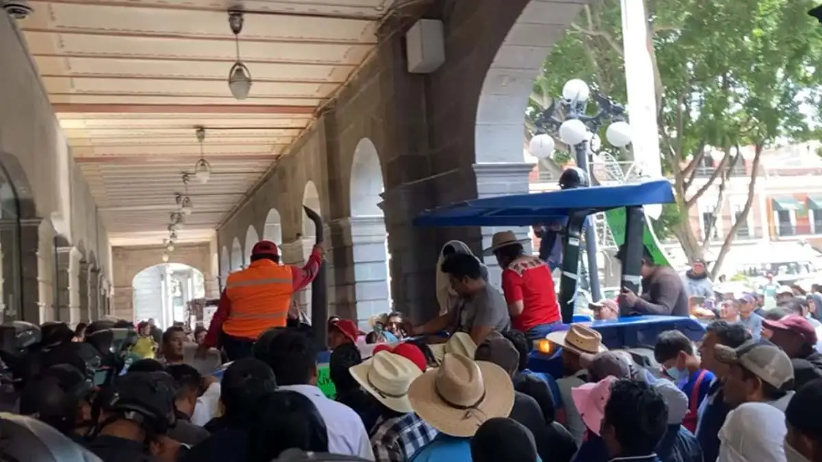 Con piedras y un tractor, pobladores de La Resurrección intentan ingresar a Palacio Municipal