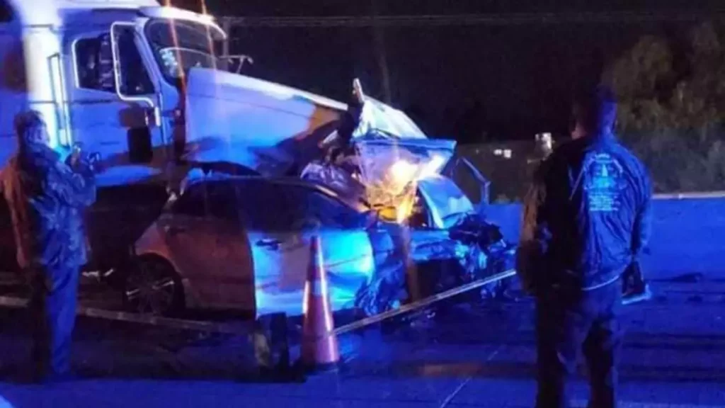 Tráiler aplasta autos en la Puebla - Orizaba, hay dos muertos