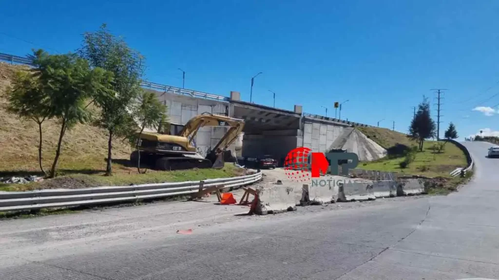 Puente en Periférico Ecológico reforzado tras explosión de una pipa de combustible.