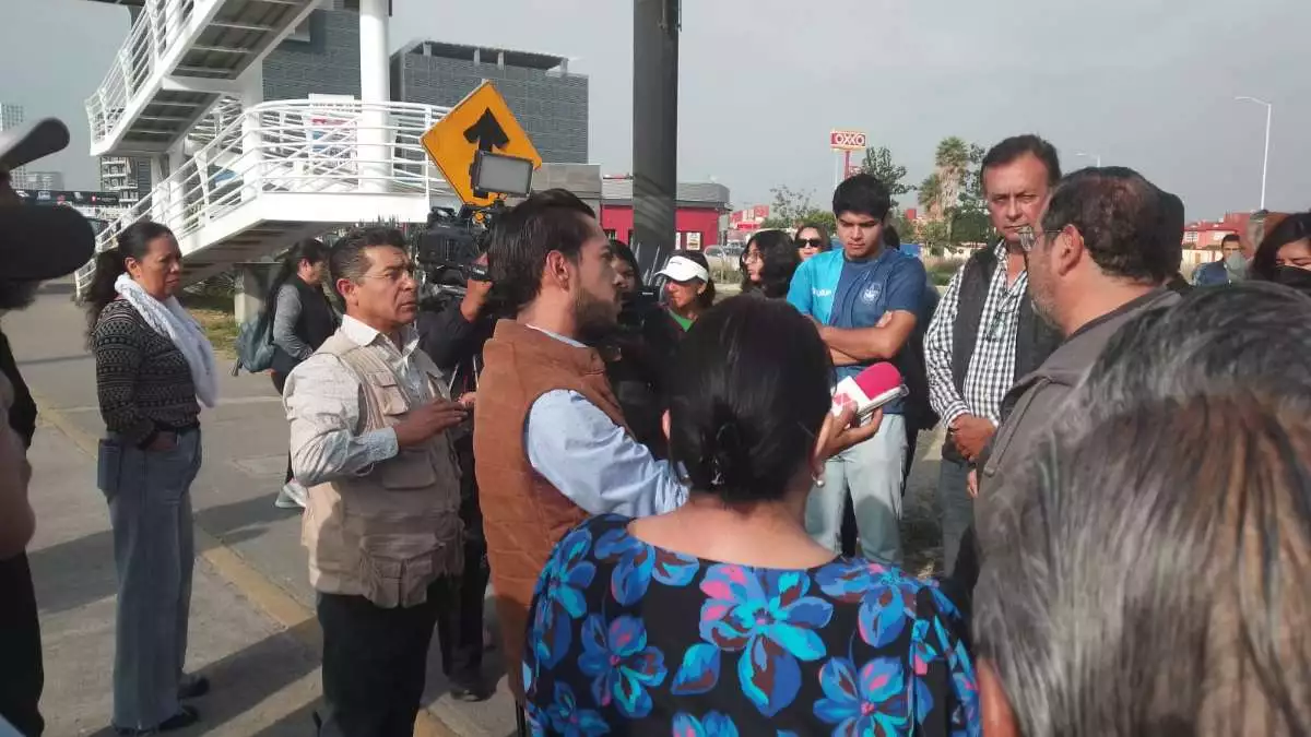 Residentes de fraccionamientos exigen reabrir retornos a la izquierda en Vía Atlixcáyotl