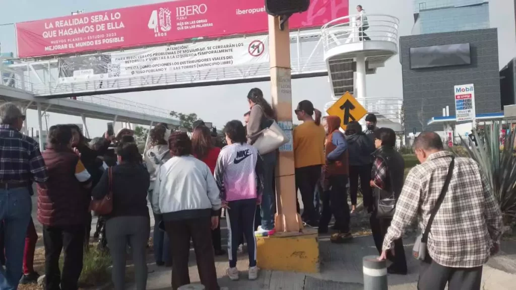 Residentes de fraccionamientos exigen reabrir retornos a la izquierda en Vía Atlixcáyotl