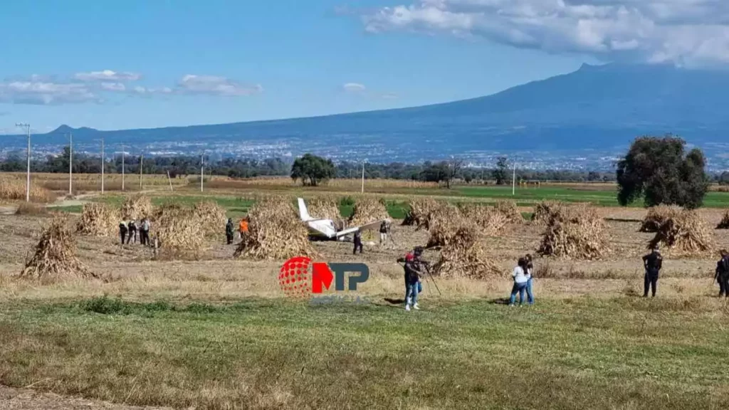 Se desploma avioneta de escuela de aviación en Huejotzingo: hay dos heridos