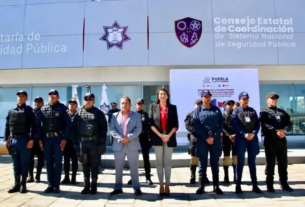 Angélica Alvarado y policías de Huejotzingo en arco de seguridad.