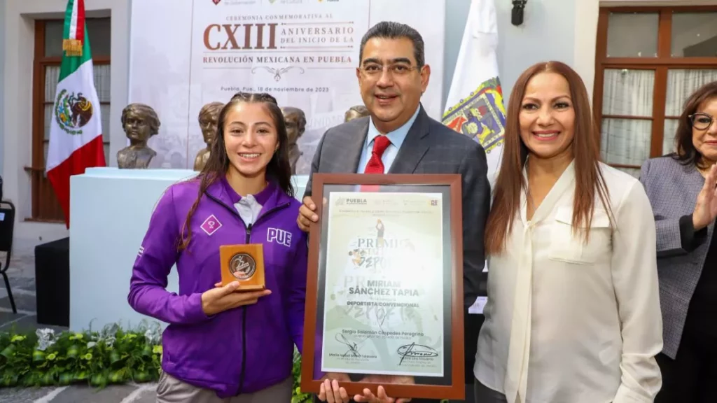 Sergio Salomón conmemora inicio de la Revolución Mexicana y entrega premios