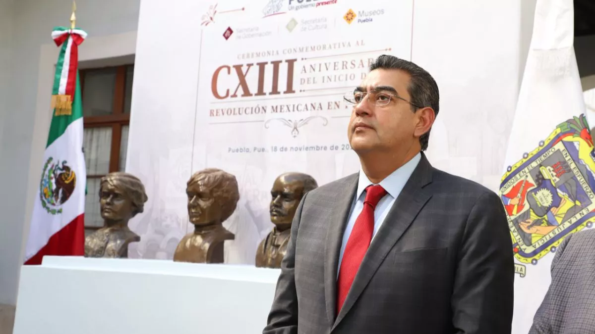 Sergio Salomón conmemora inicio de la Revolución Mexicana y entrega premios