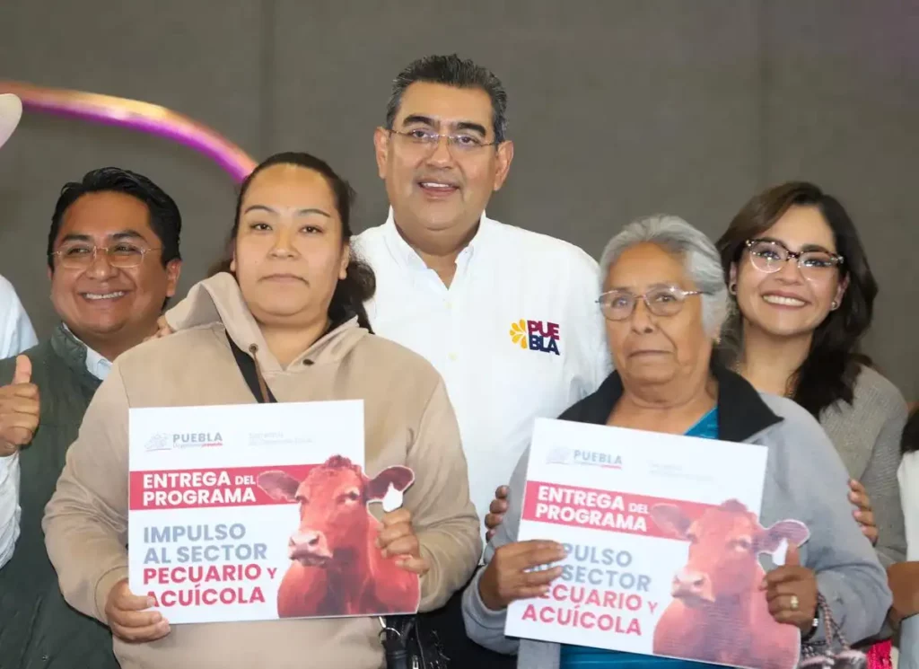 Sergio Salomón Céspedes con productoras poblanas.