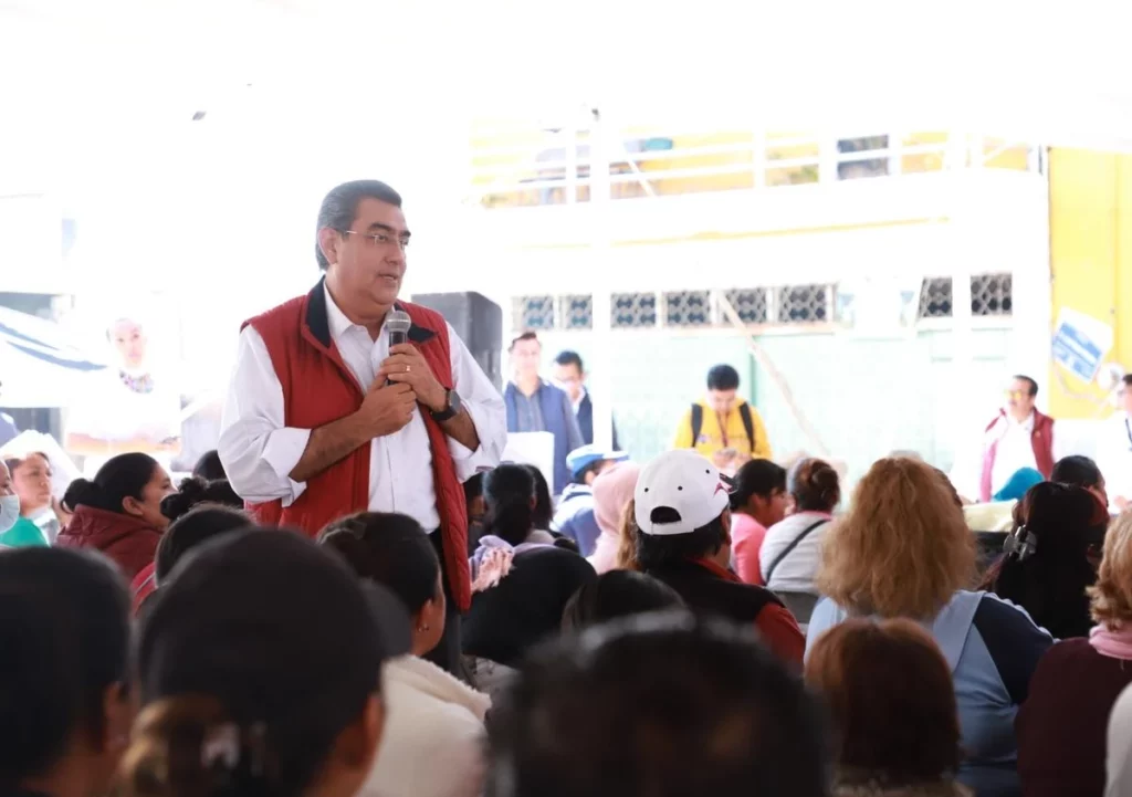 Sergio Salomón en evento de entrega de apoyos a pobladores de La Resurrección, Puebla.