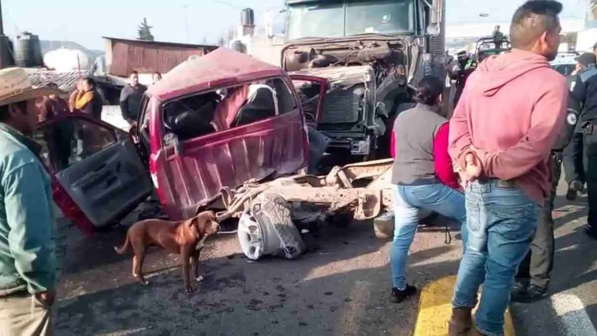 Tráiler sin frenos aplasta camioneta y muere una mujer en Calpulalpan