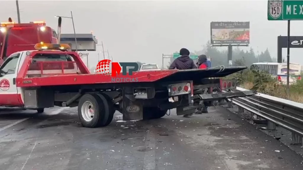 Grúa en autopista México Puebla atiende accidente vial.