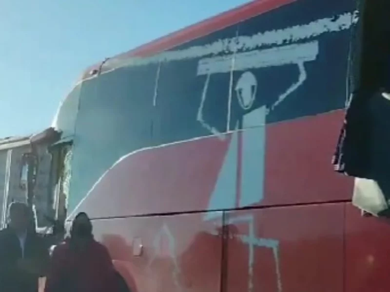 27 lesionados tras choque de autobús de ADO y camión de carga en la Puebla-Orizaba