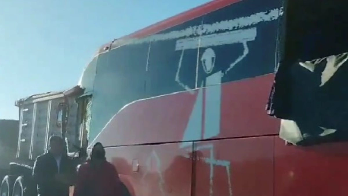 27 lesionados tras choque de autobús de ADO y camión de carga en la Puebla-Orizaba