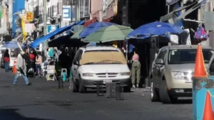 Ambulantes obstaculizando las calles en el centro de Puebla