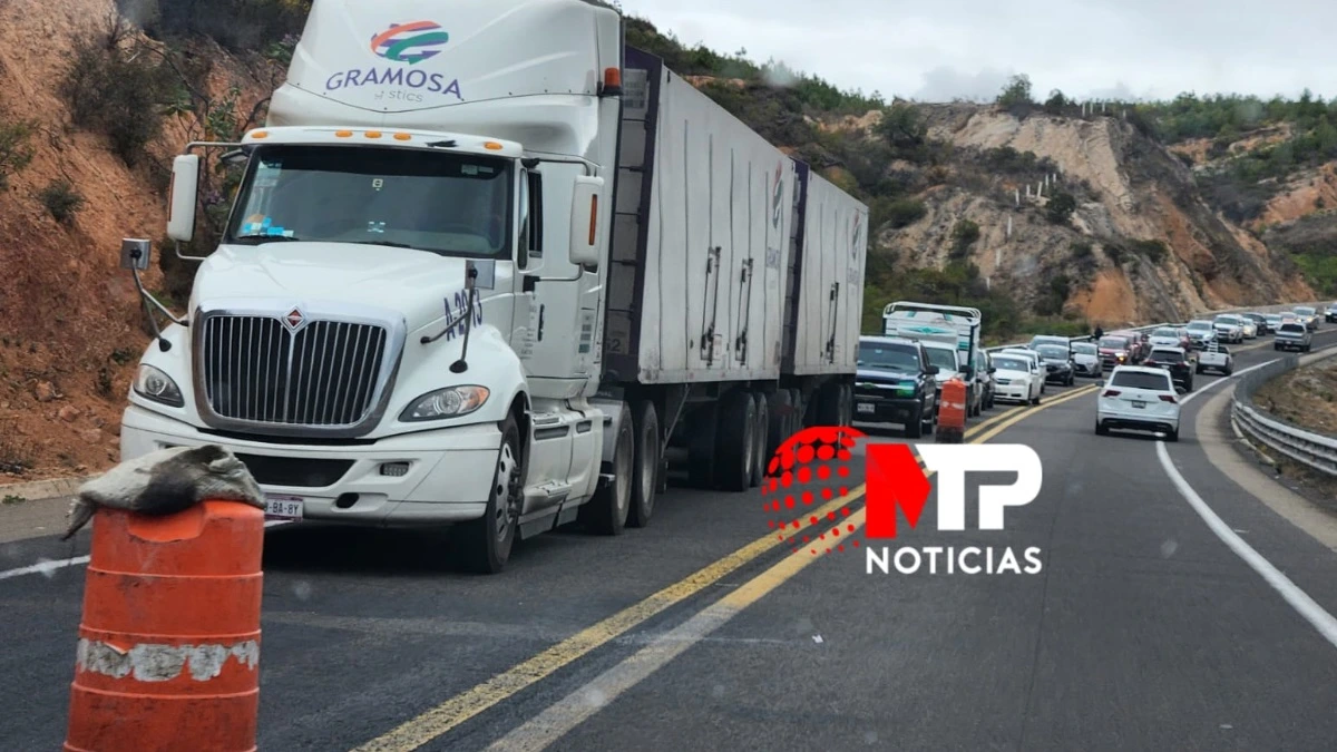 Fila kilométrica por caos vial en la Cuacnopalan-Oaxaca