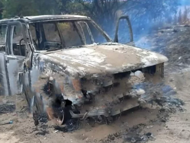 Carro calcinado en Palmar de Bravo