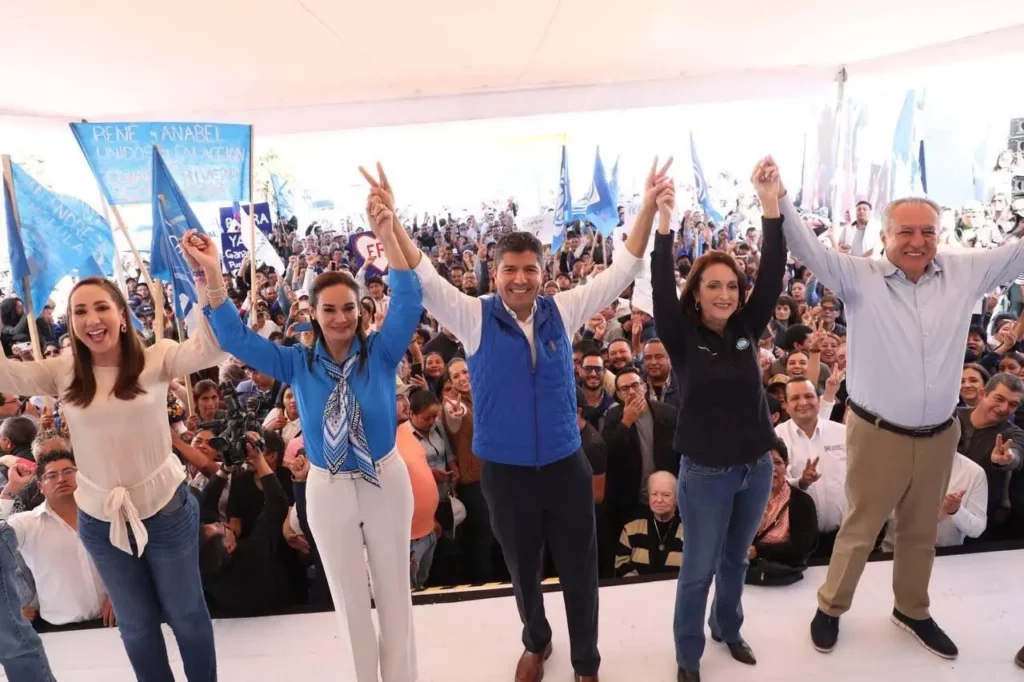 Con un gallo de pelea, Eduardo Rivera se registra como precandidato del PAN a la gubernatura de Puebla