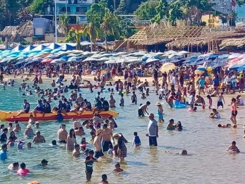 Familias disfrutando de la playa en Acapulco en año nuevo