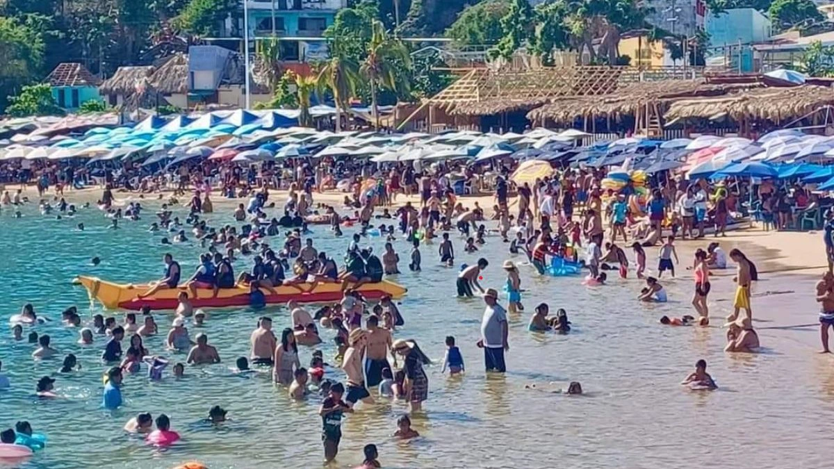 Familias disfrutando de la playa en Acapulco en año nuevo