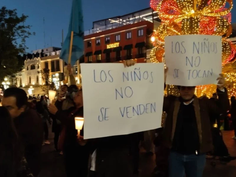 Grupo provida con pancartas en mano en contra del aborto en Puebla