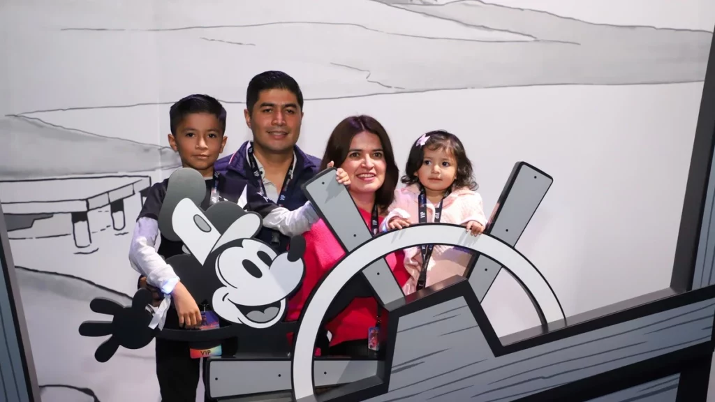 Familias completas disfrutan de Experiencia Inmersiva Disney en Puebla (FOTOS)