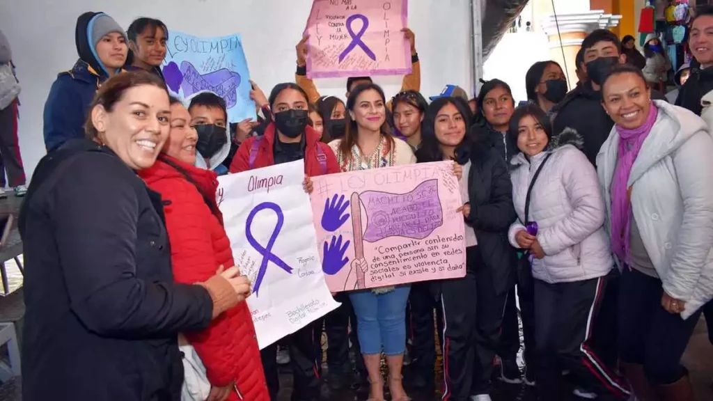 Olimpia Coral Melo, con estudiantes de Tlatlauquitepec