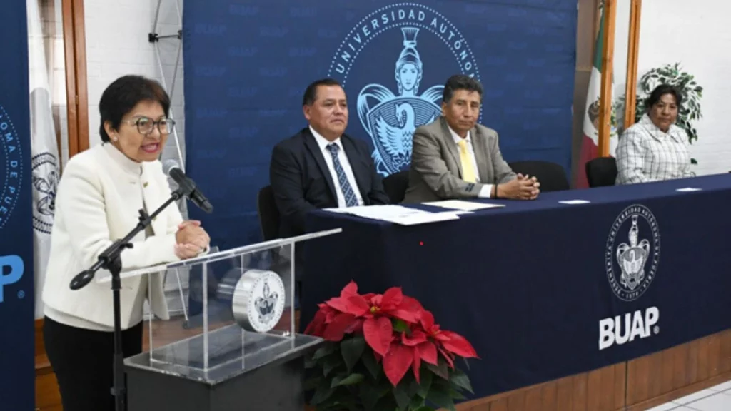 Rectora Lilia Cedillo en evento de la BUAP