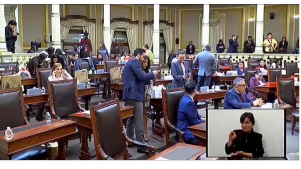 Regañan a diputados en el Congreso de Puebla