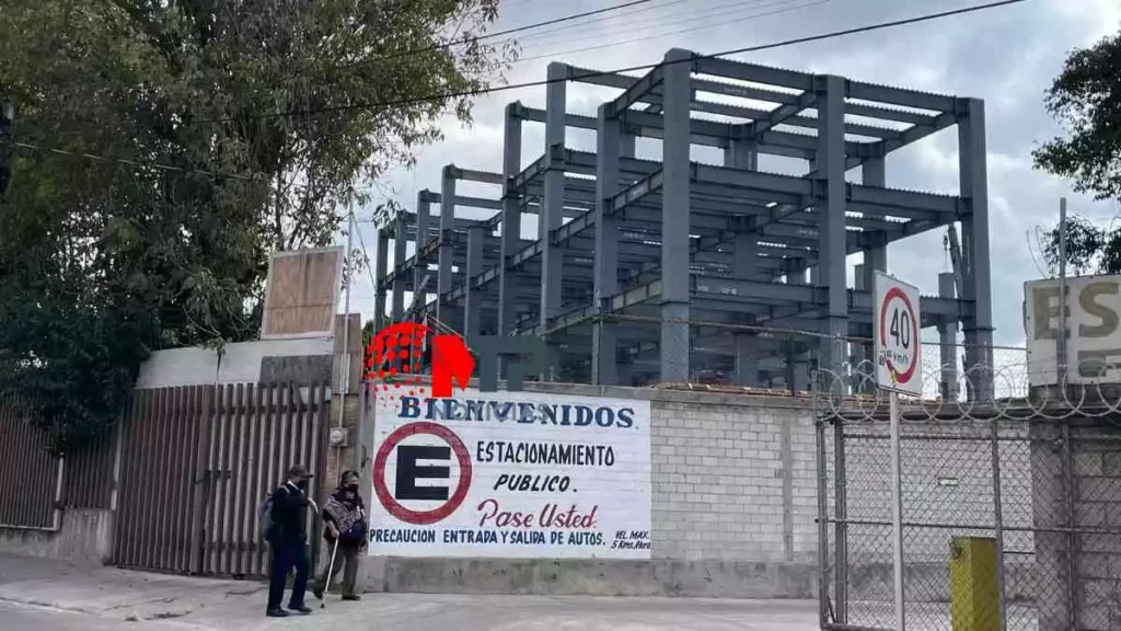 Vista lateral de construcción de hospital en Puebla.