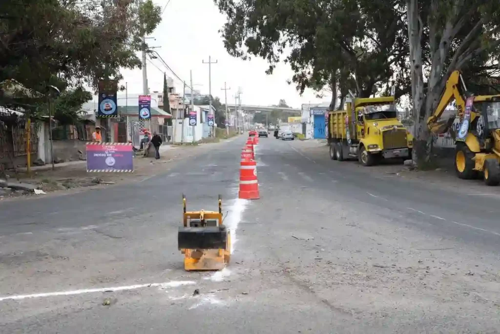 Maquinaria estacionada en la calle, para obras de colector pluvial en Hueyotlipan, Puebla