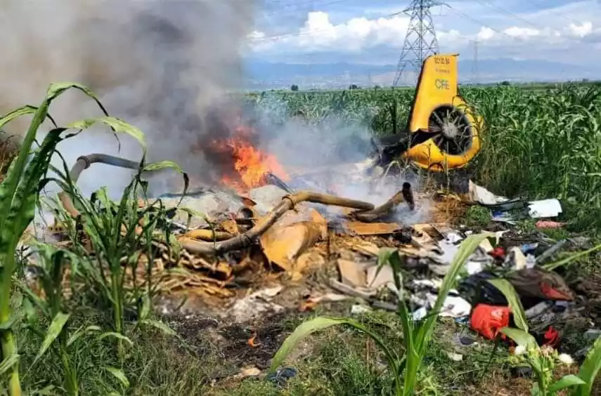 Helicóptero desplomado en terreno, sus tres pasajeros murieron en Morelos.