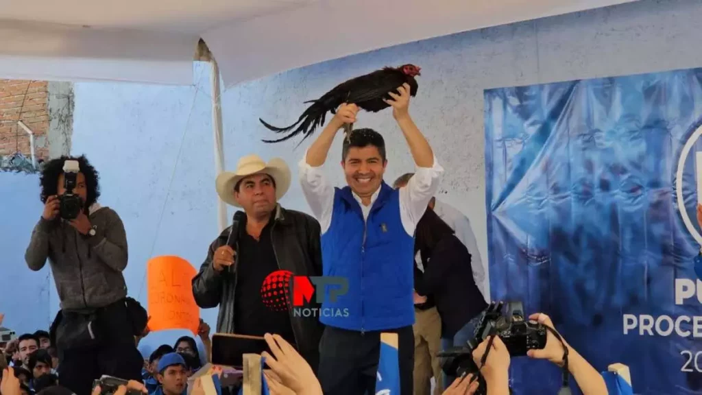 Con un gallo de pelea, Eduardo Rivera se registra como precandidato del PAN a la gubernatura de Puebla