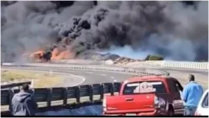 ¡Prevén 10 horas de cierre de la autopista Puebla-Orizaba por explosión de pipa!