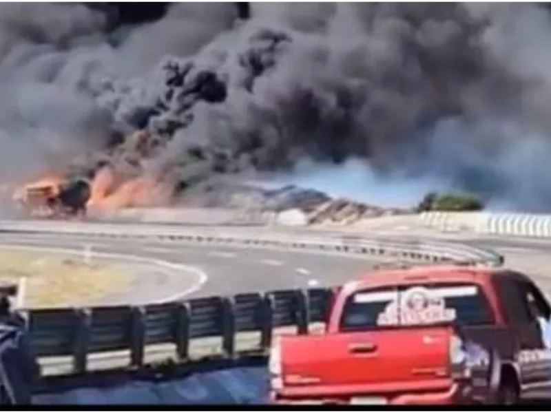 ¡Prevén 10 horas de cierre de la autopista Puebla-Orizaba por explosión de pipa!