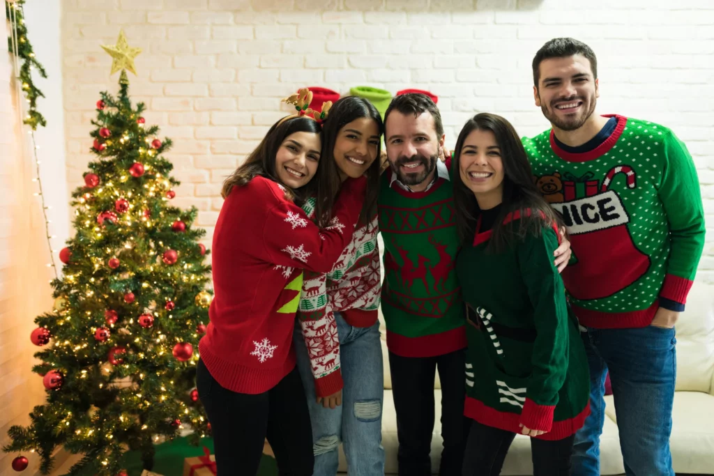 Familia con suéteres navideños feos