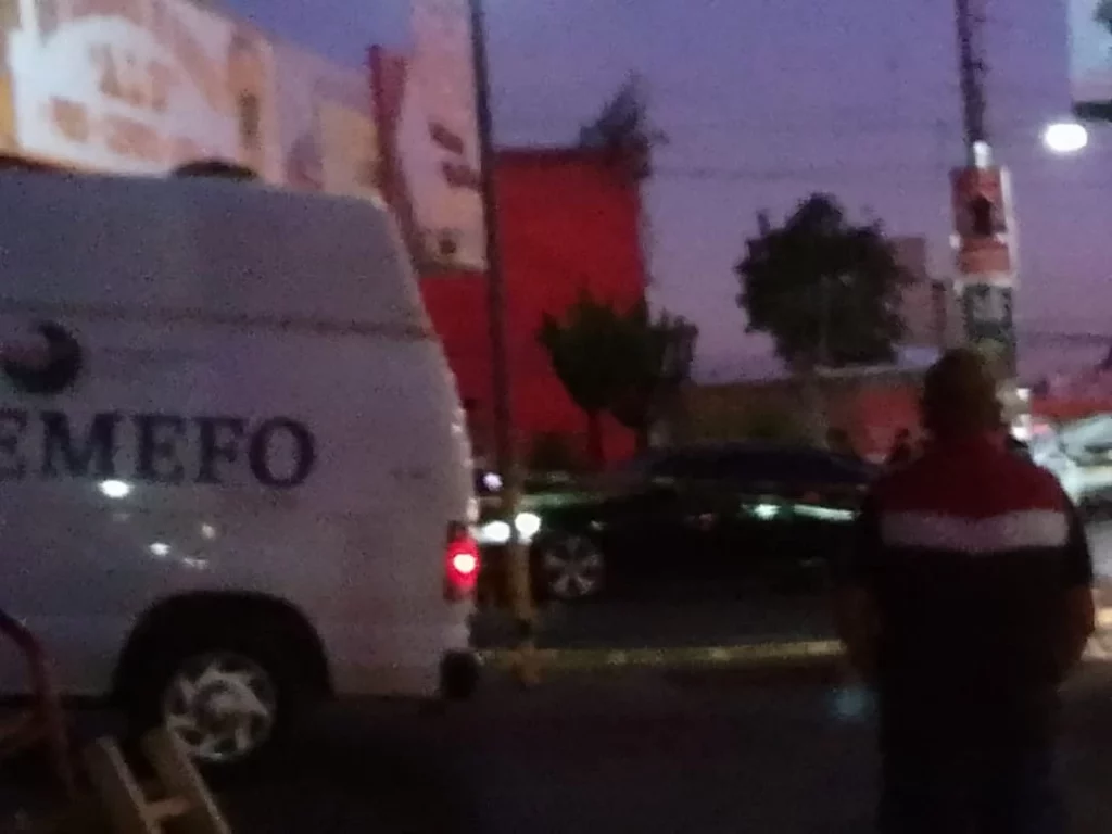 Camioneta de Semefo en escena donde ejecutaron a hombre en Cuautlancingo.