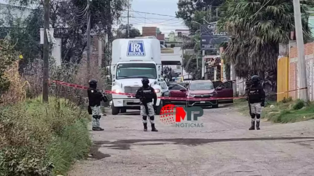 Huachicoleros detonan granadas en balacera con policías de Coronango