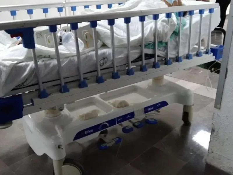 Otra vez IMSS La Margarita sin camas, pacientes esperan en el piso hasta una semana