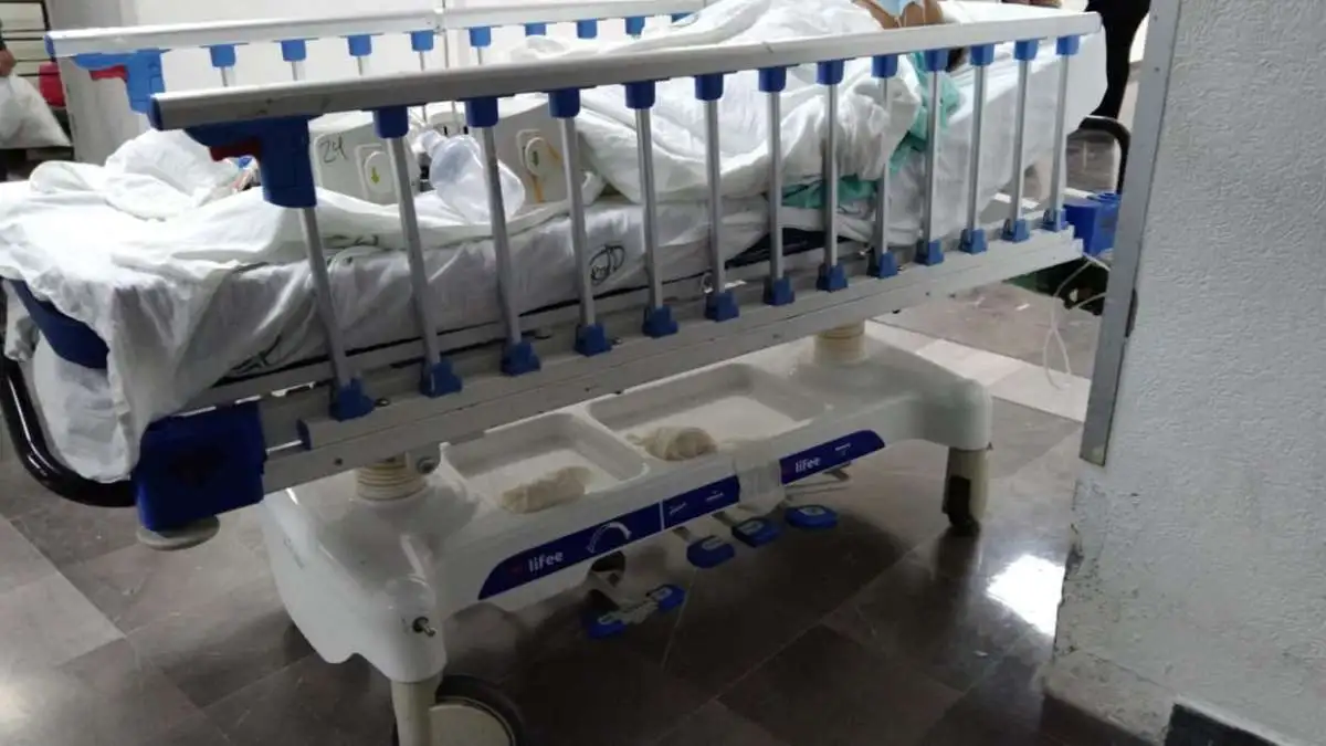 Otra vez IMSS La Margarita sin camas, pacientes esperan en el piso hasta una semana