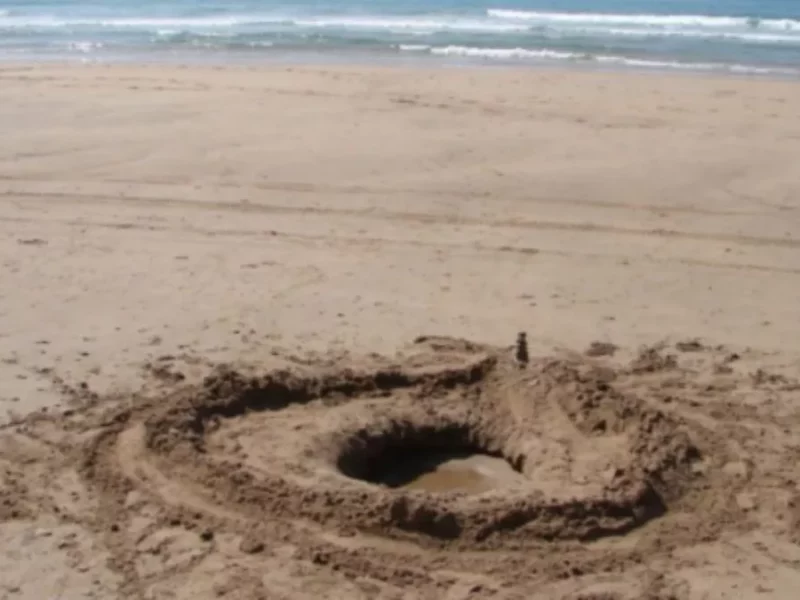 Joven muere en la playa, se lo 'tragó' un agujero de arena: ¿cómo pasó?