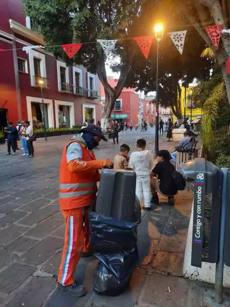 Trabajador de Servicio de Limpia en la ciudad de Puebla.