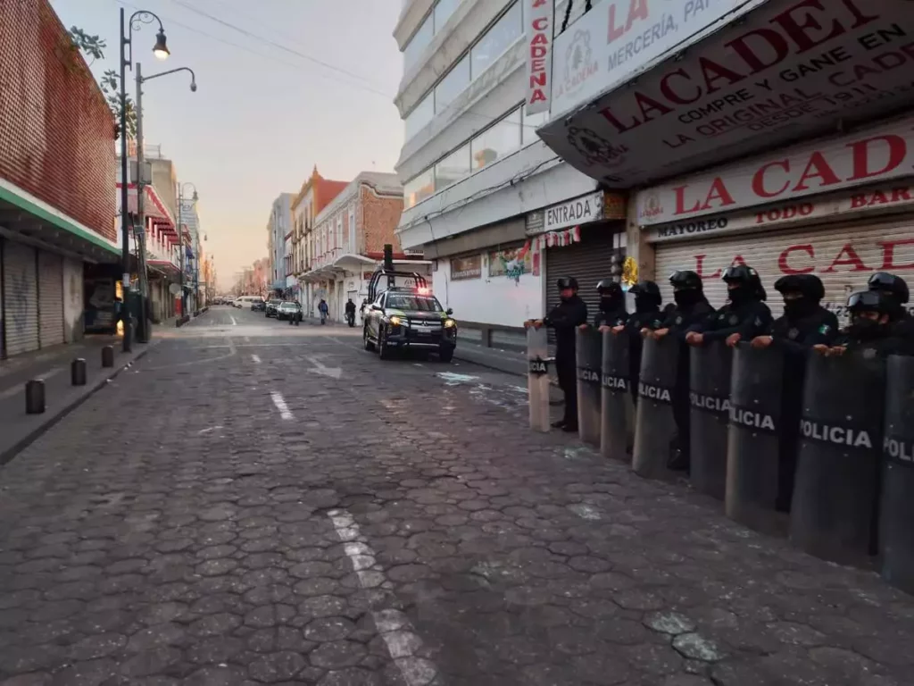 Policías municipales vigilan calles del Centro Histórico de Puebla.